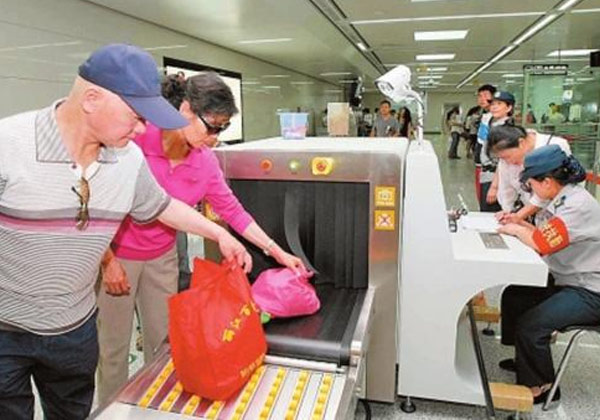進(jìn)地鐵車站過安檢,食物飲料進(jìn)安檢機(jī)接受X光掃描檢查后還能吃嗎？安檢x光機(jī)對食物有無影響？