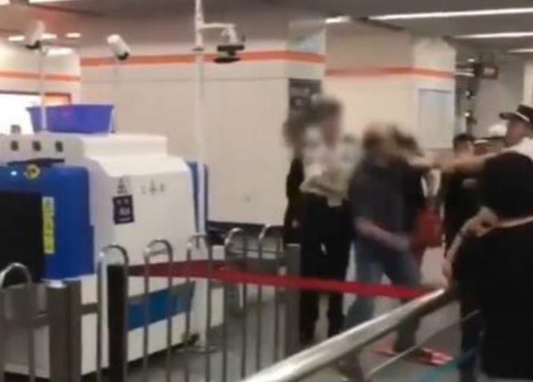 旅客拒絕安檢，與安檢員發(fā)生肢體沖突，致使安檢員停職
