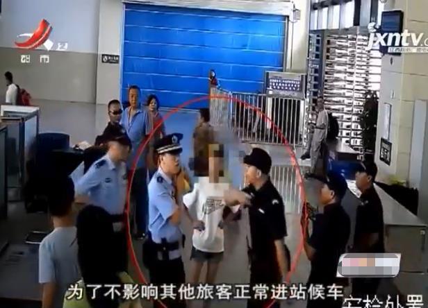少女強行沖安檢被阻，稱舍不得朋友離開：我和他就好到和親人一樣